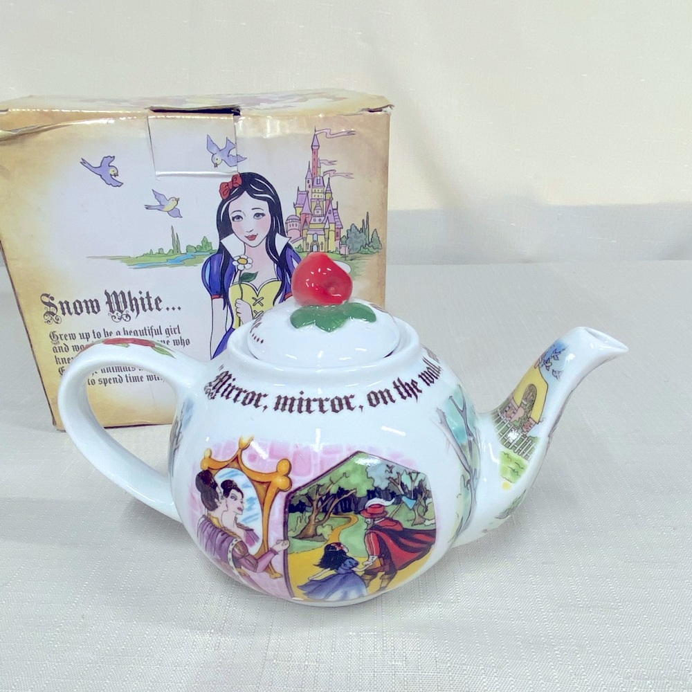 Snow White Teapot by Cardew Design - Picture 2 of 4